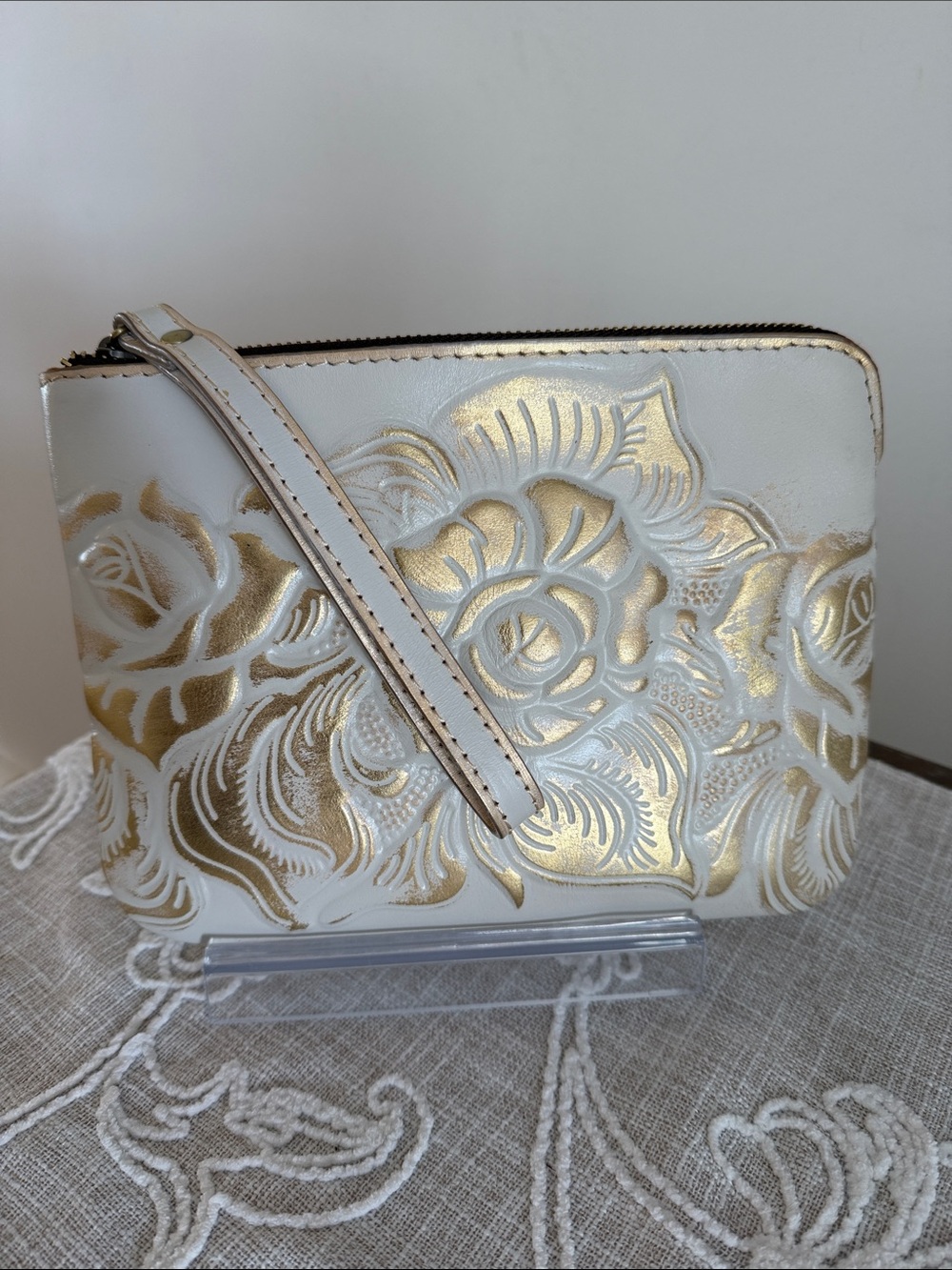 Patricia Nash Cassini White Leather w/Gold  floral Tooled Print Clutch Wristlet.